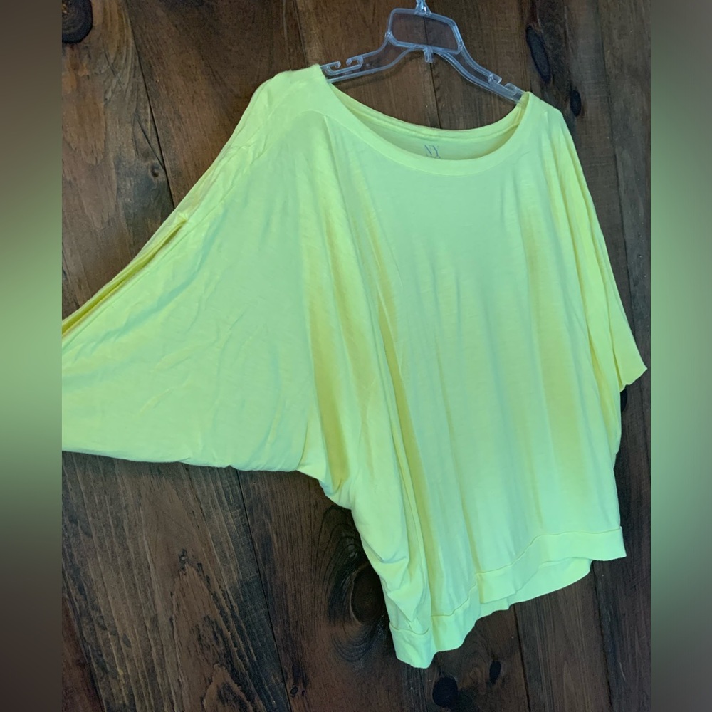 Lightweight bat sleeve t-shirt